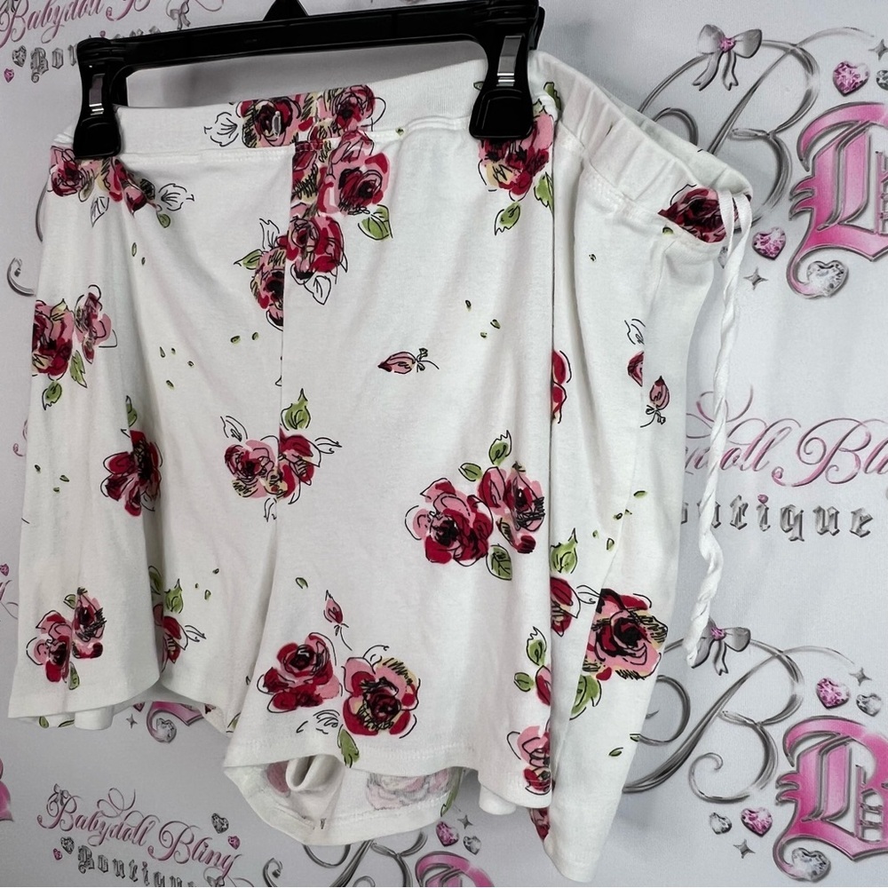 Komar shorts White Floral Shorts flowers roses pink red green drawing style - Picture 4 of 9